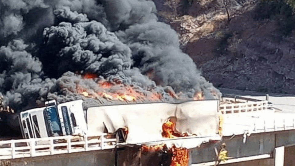 Camión vuelca y se incendia en el puente Sarcarca de Chuquisaca