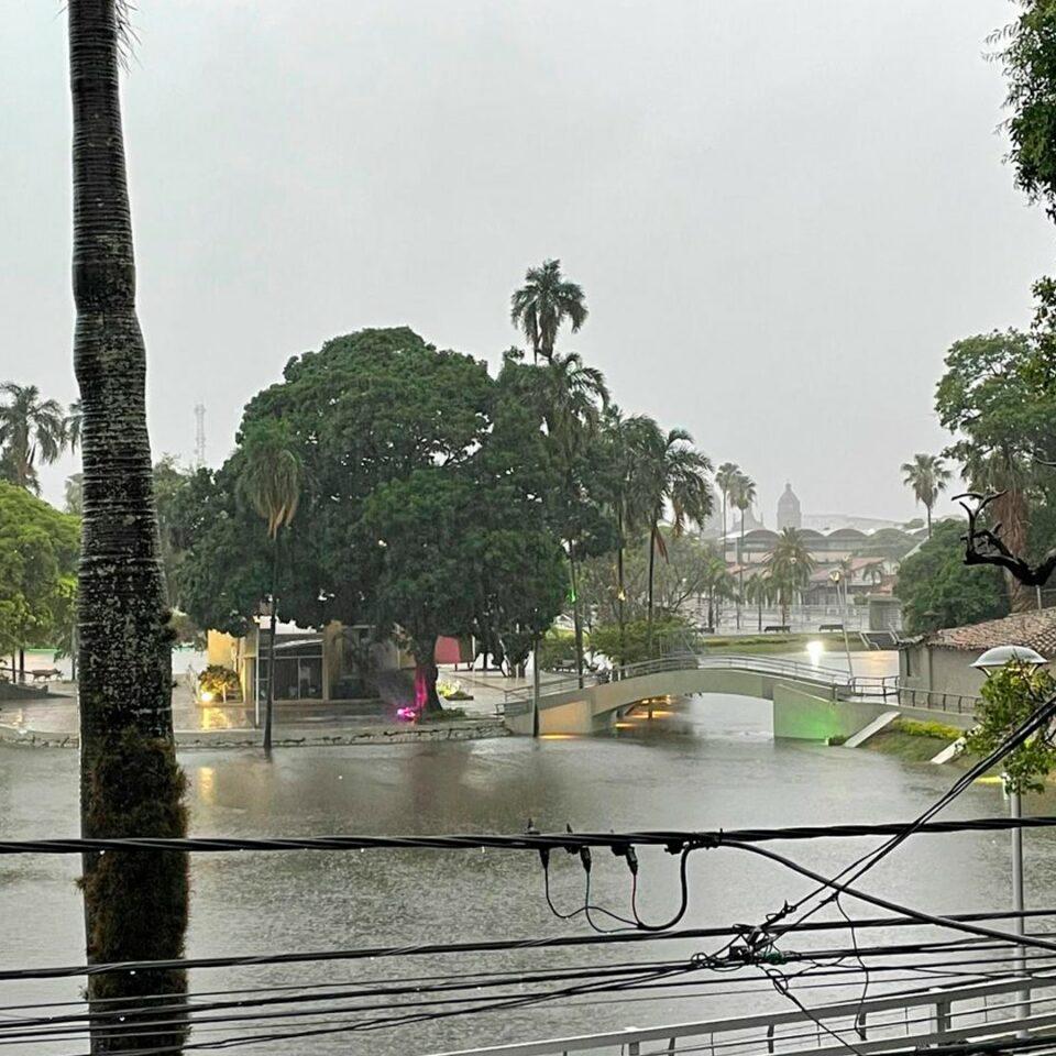 Reportan inundaciones y caída de árboles tras fuertes lluvias en Santa Cruz