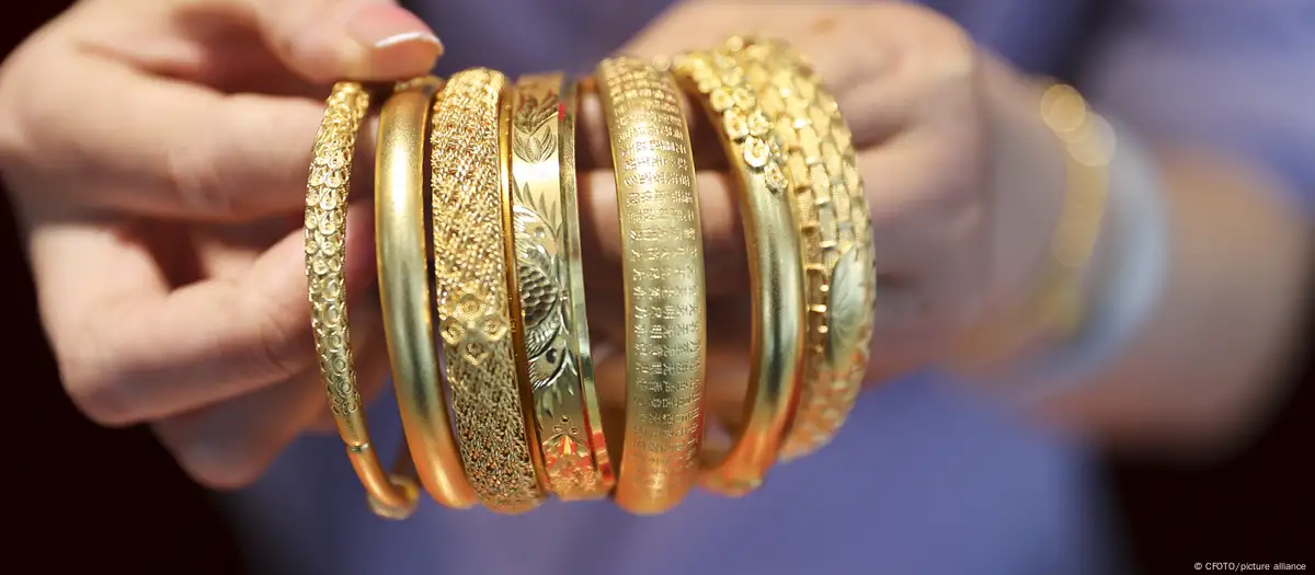 El oro alcanza nuevos máximos y se acerca a los 4.400 dólares