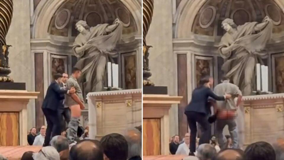 Un hombre orina en un altar de la basílica de San Pedro del Vaticano en plena misa