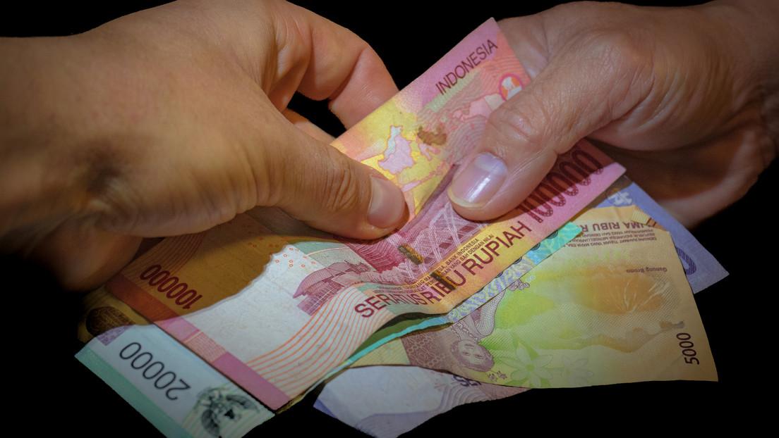 Hombre reemplaza a su esposa infiel por una vaca y dinero en efectivo