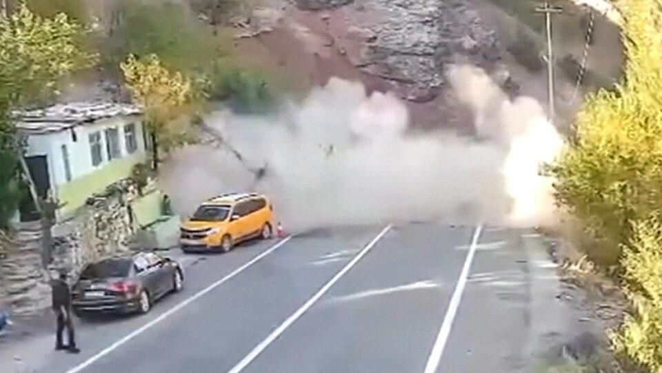 Impactante: roca enorme se desploma y un transeúnte sobrevive por centímetros
