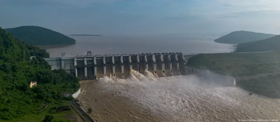 India se alista para evacuar población ante ciclón Montha