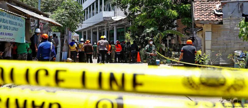 Cifra muertos en escuela colapsada en Indonesia sube a 37