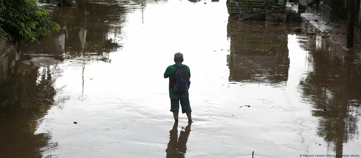 Sheinbaum visita a damnificados por lluvias, entre protestas