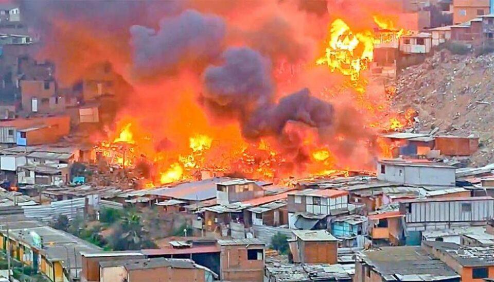 Un incendio de gran magnitud afecta a unas 80 viviendas en asentamiento humano de Lima