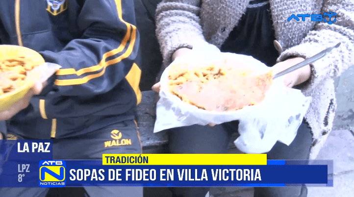 Sandra mantiene viva la tradición de la sopita de fideo paceña