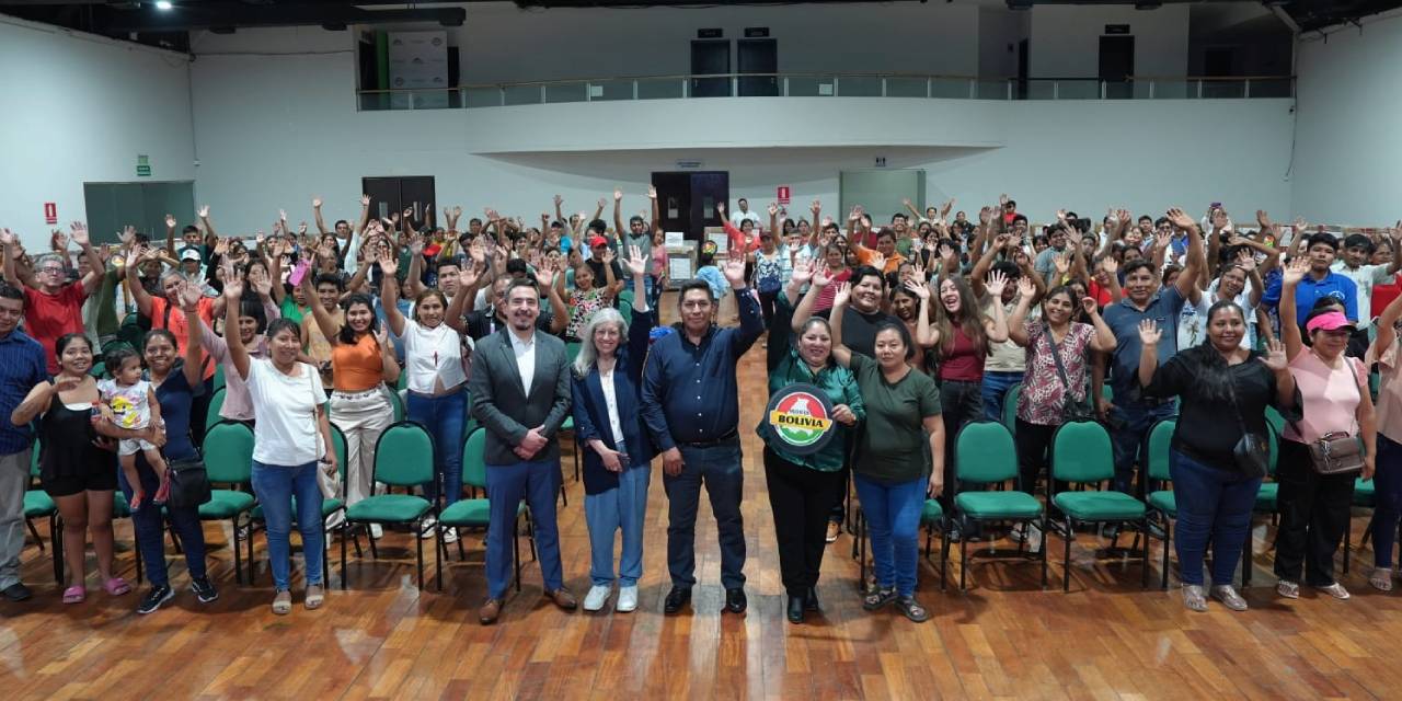 Entregan 125 máquinas e insumos a mujeres para impulsar su independencia económica