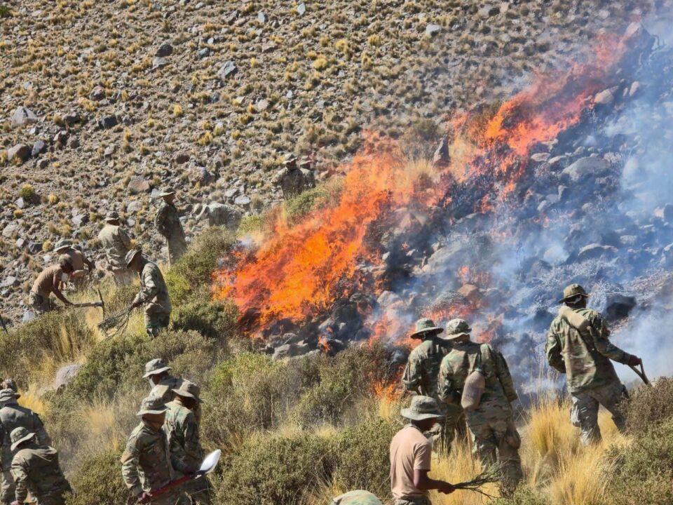 Militares controlan incendio en Cerro Tunupa; 125 familias afectadas