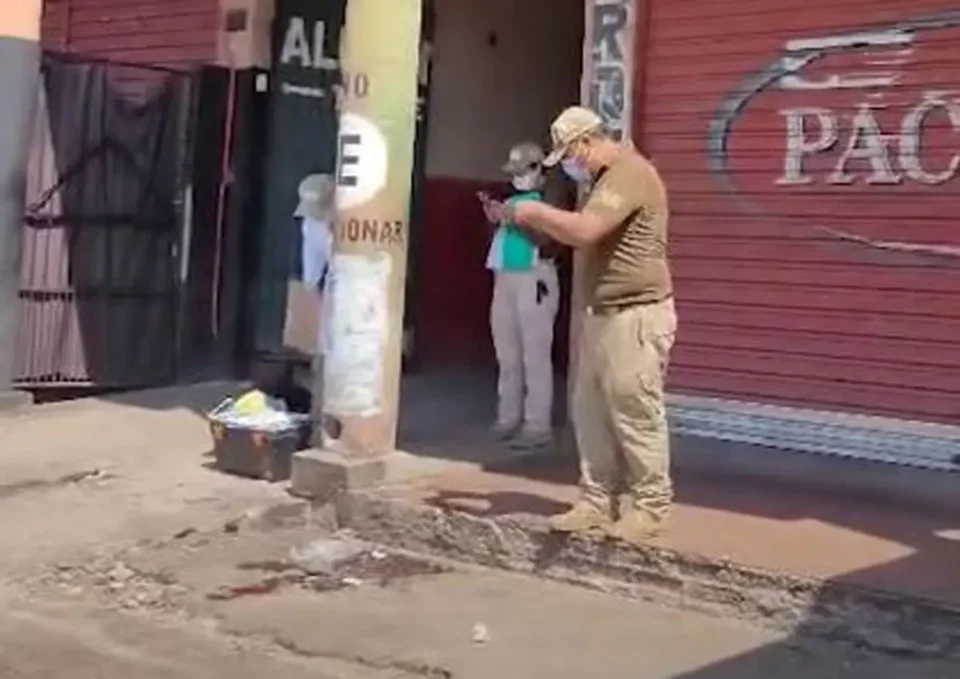 Una mujer cayó del segundo piso de alojamiento en Santa Cruz y murió