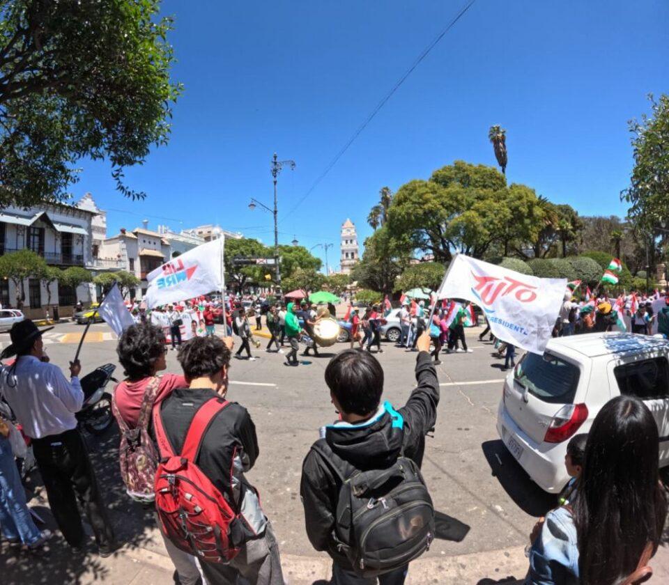 Se intensifica la campaña en Sucre: Seguidores de PDC y Libre coinciden en la plaza 25 de Mayo