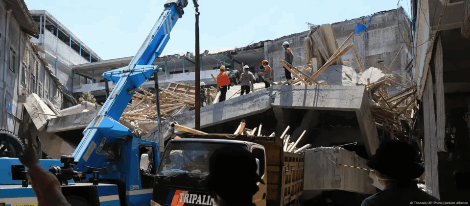 Derrumbe de una escuela en Indonesia provoca la muerte de siete personas