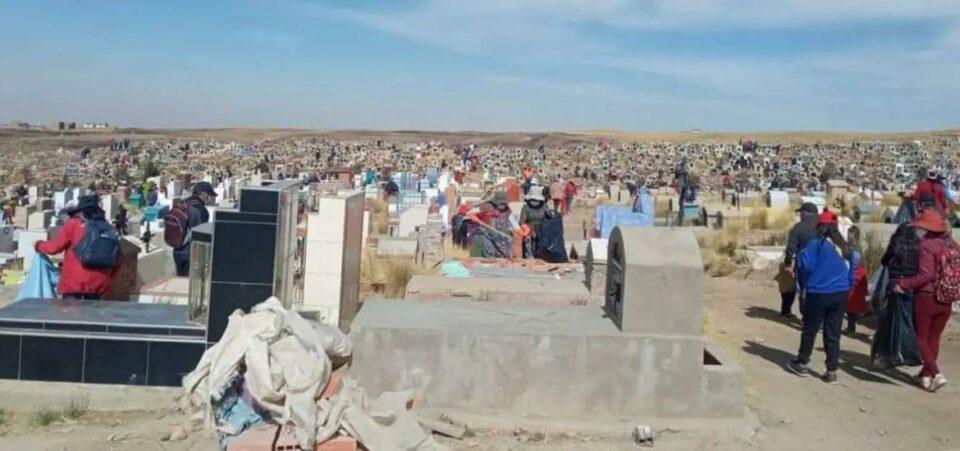 Dos hermanos pelearon y uno de ellos desenterró el cadáver de su madre en El Alto