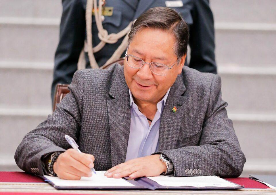 Arce aprueba crédito de $us 110 millones para construir 300 puentes