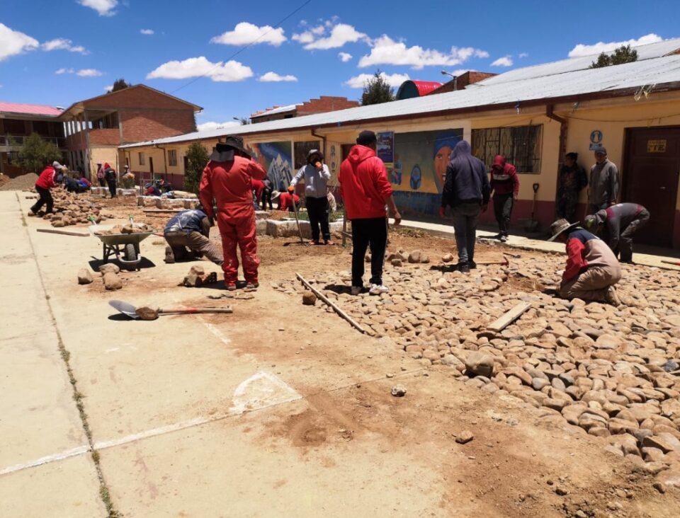 Cuadrillas de Educación empedran el pasillo de la Unidad Educativa San Agustín A y B para el vaciado