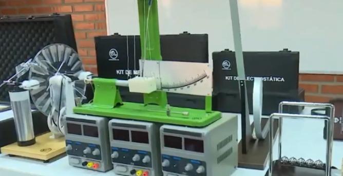 Ministerio de Educación entrega computadoras y cámaras de vigilancia a unidades educativas de Oruro