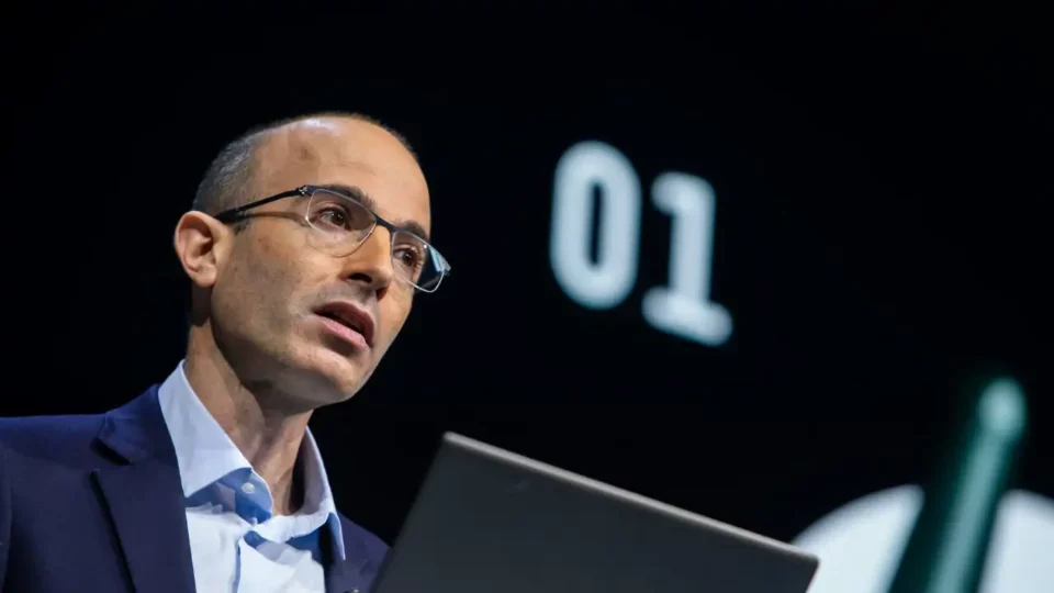 Yuval Noah Harari advierte sobre la IA: “Hemos creado algo que puede quitarnos el poder”