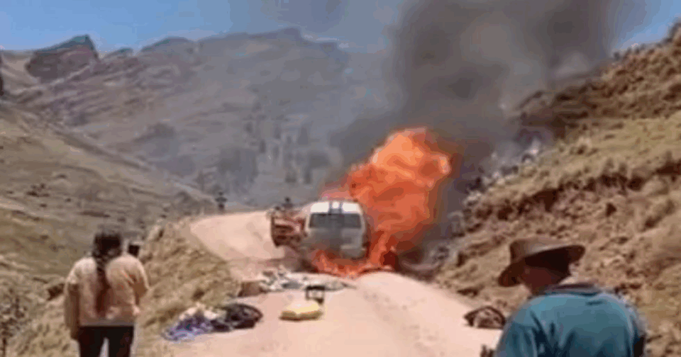   Minibús se incendia en Cochabamba; no hubo heridos