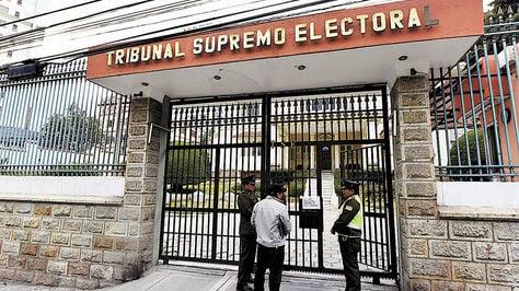 Vocal del TSE alerta que el calendario electoral no soportará un amparo