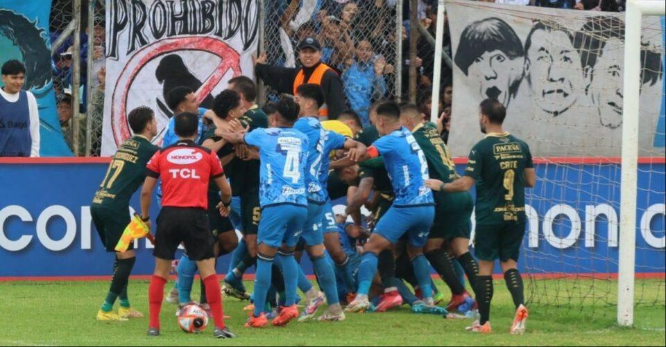 Once sancionados por los incidentes que se produjeron en el partido entre Blooming y Bolívar