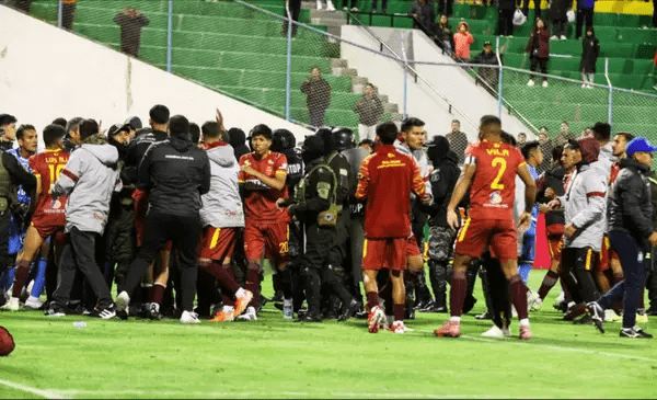 ¡Histórico caos en el fútbol nacional! 17 expulsados entre Real Oruro y Blooming