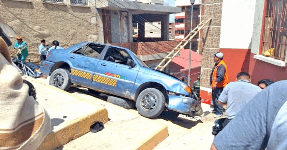 Perdió el control de su auto, impacto a varias personas y cobro la vida de una mujer