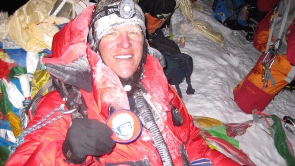 La historia de Scott Parazynski, el astronauta que llevó una piedra lunar al Everest