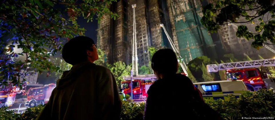Sube a 146 el número de muertos por incendio en Hong Kong