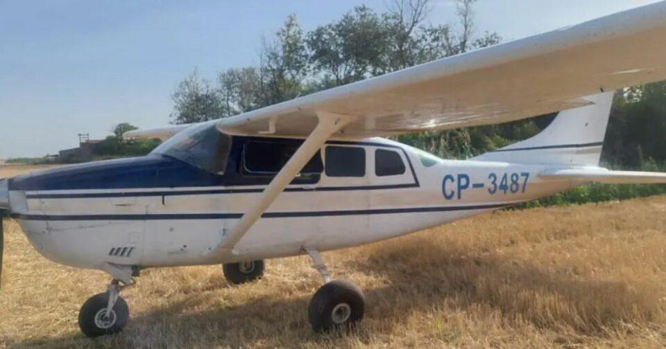Hallan avioneta boliviana con rastros de cocaína abandonada en una zona rural de Santa Fe