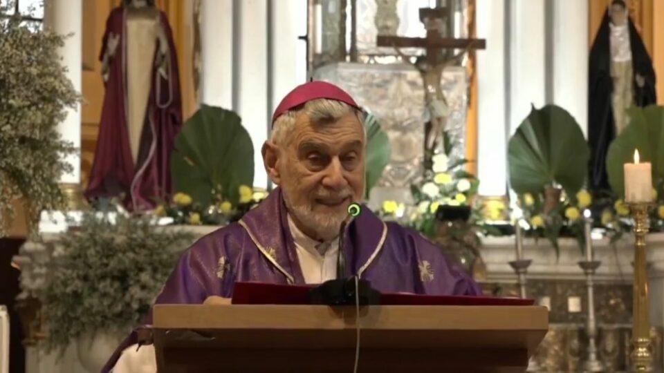 Iglesia católica pide a los fieles conservar la tradición de celebrar misa por los difuntos