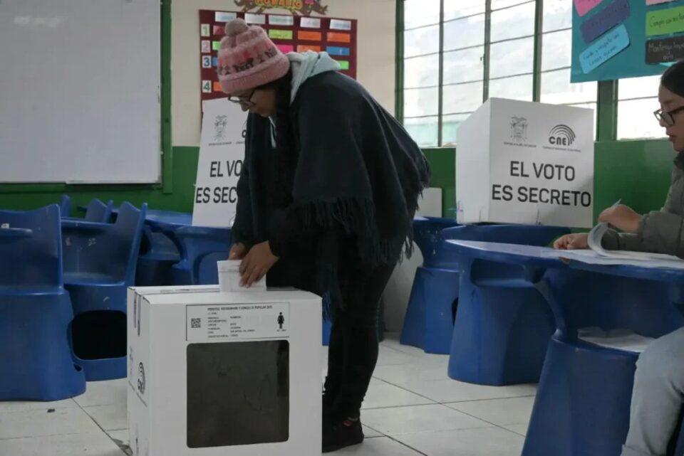 Ecuador vota sobre bases militares extranjeras y su Constitución