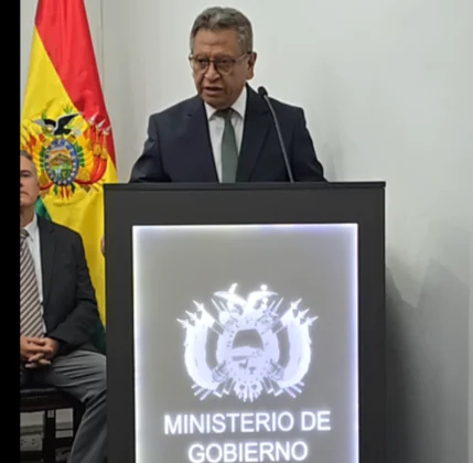 Lara pide la destitución del ministro Oviedo por un presunto caso de violencia familiar