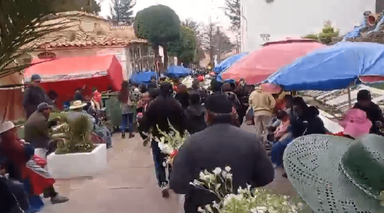 Miles de personas visitan el cementerio por San Andrés en la ciudad de Potosí