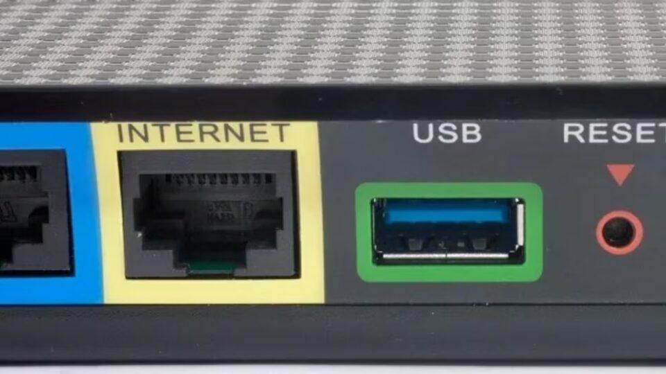 El puerto USB del router puede convertirse en un punto de ciberataques: estos son los riesgos