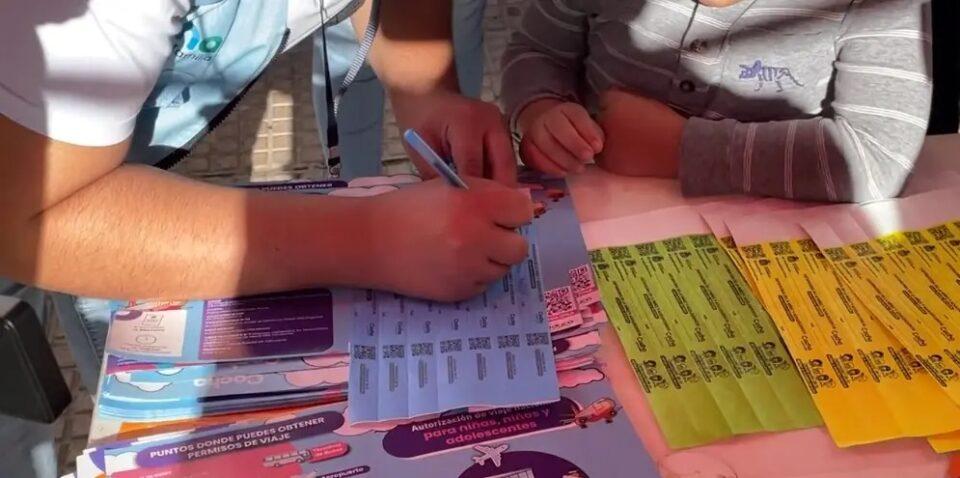 En Cochabamba se reparten manillas a los niños en Todos Santos