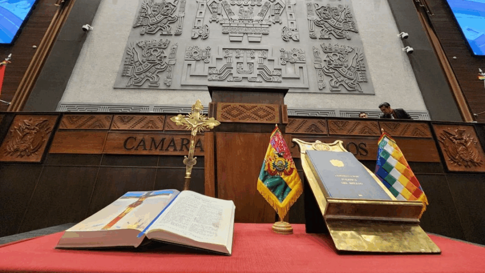 Por mayoría aprueban reintegro del crucifijo y la Biblia para el juramento de legisladores