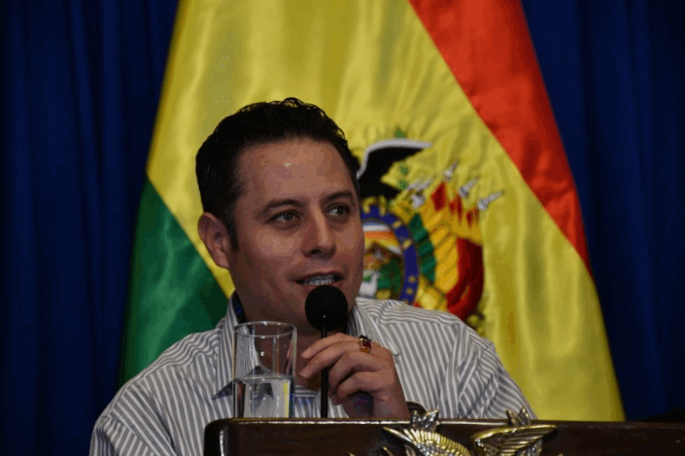 Para Edmand Lara “se tiene que cambiar” el Alto Mando de la Policía y se estrella contra Russo