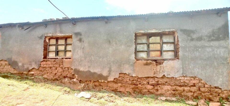 Entre colchones rotos y techos con agujeros viven unos 30 estudiantes