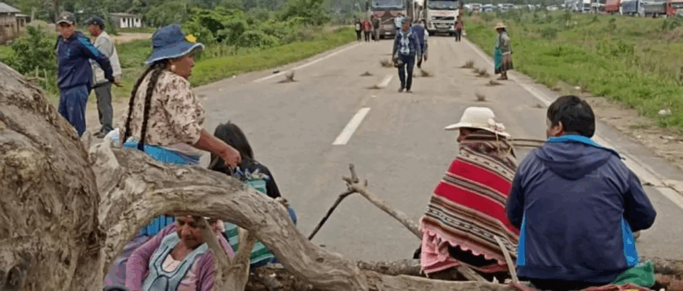 Cochabamba: Pobladores instalan bloqueos en la ruta hacia santa cruz