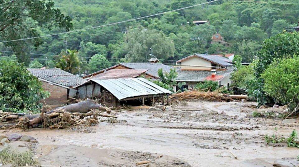 Reportan desborde de ríos, colapso de viviendas y desaparecidos tras fuertes lluvias en tres departamentos