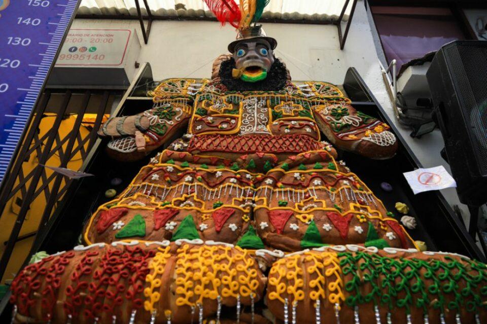 Todos los Santos: En La Paz reciben a las almas con una t’antawawa gigante