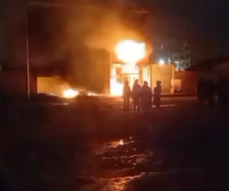 Vecinos queman una casa donde hallaron un vehículo robado