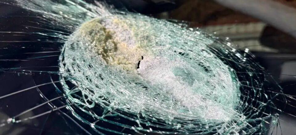 Extraño objeto derrite el parabrisas de un Tesla en plena autopista