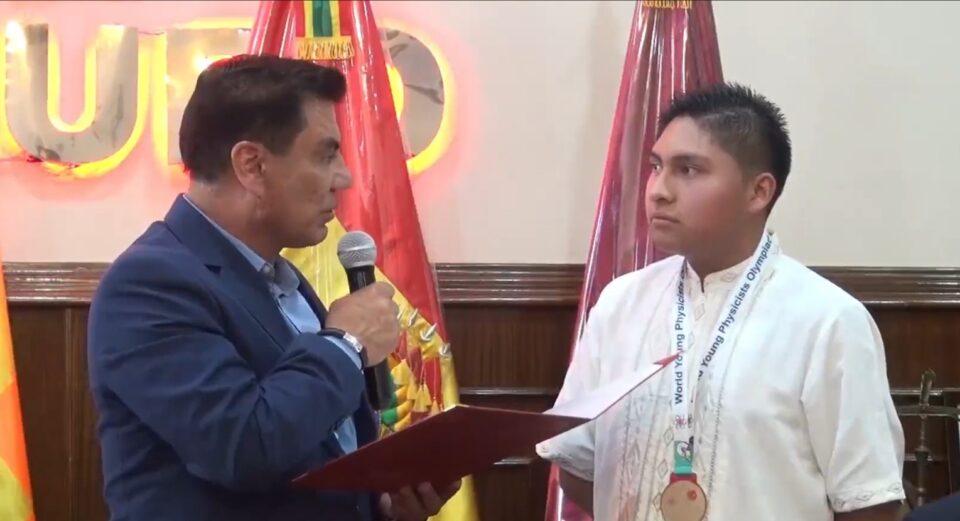 Joven boliviano Alexis Requena logra ganar medalla de oro en física