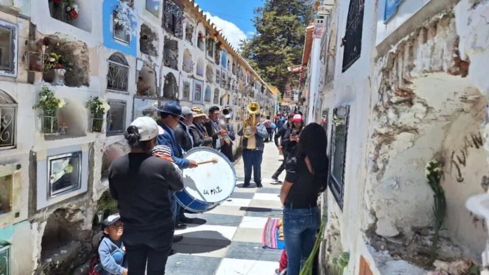 Despiden a las almas con rezos, música y hasta con “misas privadas”