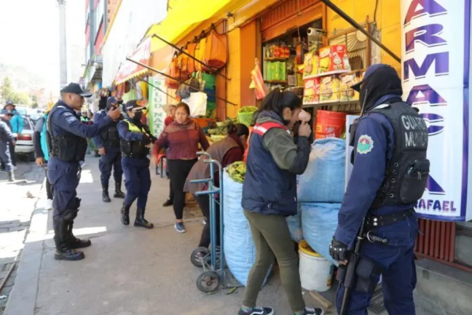 Tras incumplir normativa, la Policía y guardias del municipio retiran productos de aceras en Villa Fátima