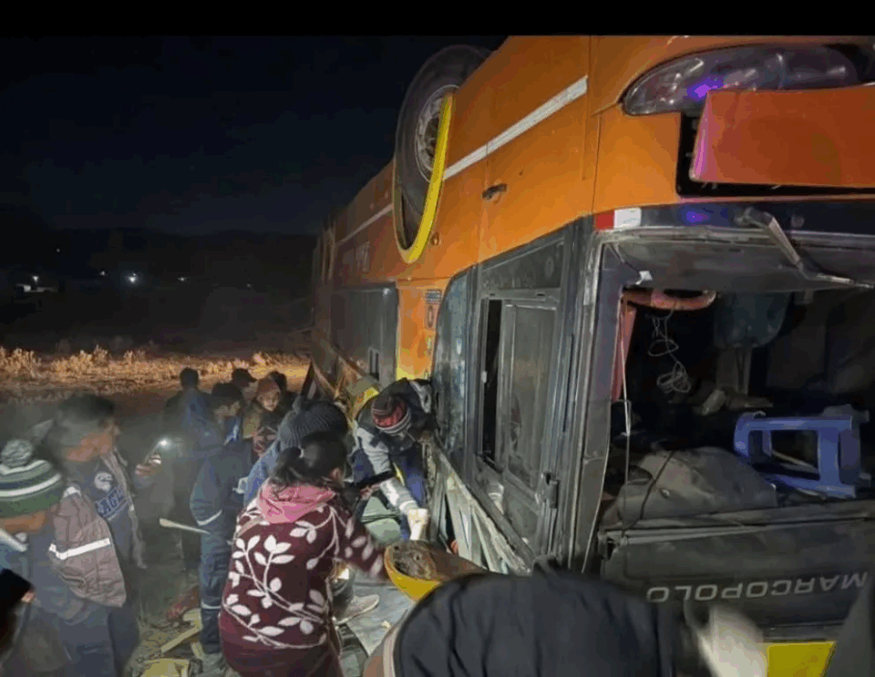 Una fallecida y 45 pasajeros heridos tras un accidente de tránsito en la ruta La Paz - Oruro