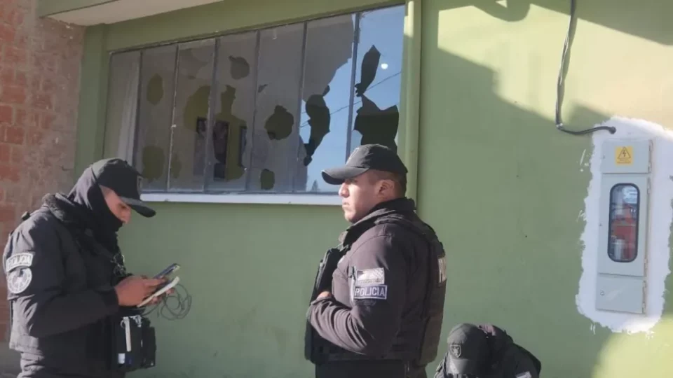 Denuncian que encapuchados atacaron la Jefatura Policial de Patacamaya y causaron destrozos