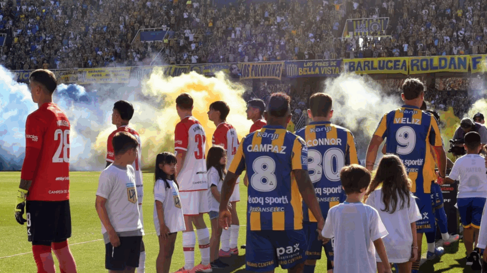 La AFA sanciona a los jugadores de Estudiantes por el "pasillo de espaldas a Rosario Central"
