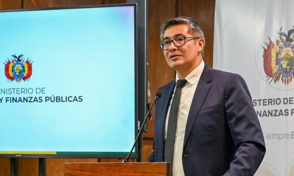 Ministro confirma reducción de salarios de autoridades y funcionarios públicos, como señala el DS 5503